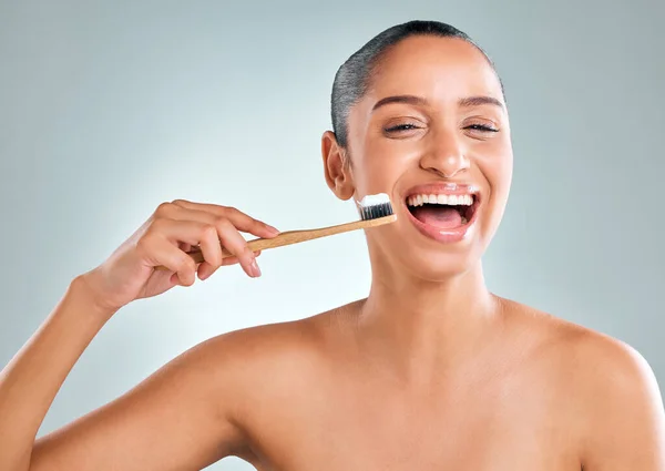 Студийный Снимок Привлекательной Молодой Женщины Чистящей Зубы Сером Фоне — стоковое фото