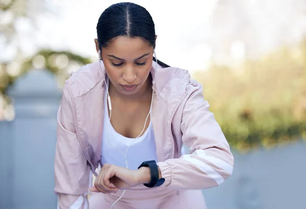 Eine Sportliche Junge Frau Überprüft Ihre Uhr Beim Sport Freien — Stockfoto