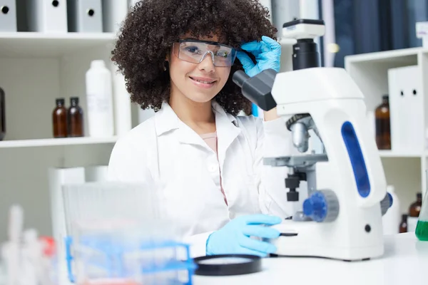 Female Scientist Using Microscope — Zdjęcie stockowe