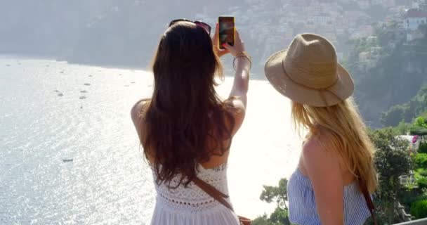 Dos Amigos Tomando Selfies Teléfono Móvil Día Soleado Durante Sus — Vídeo de stock