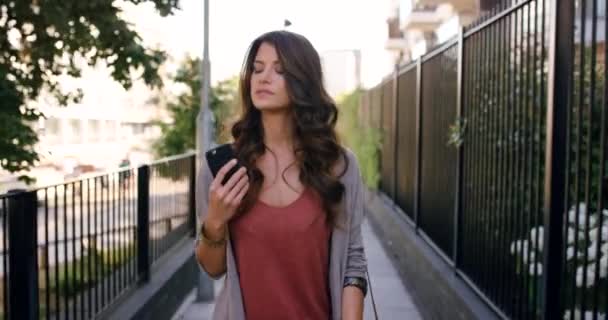 Video Footage Woman Using Her Cellphone While Walking — Stock video