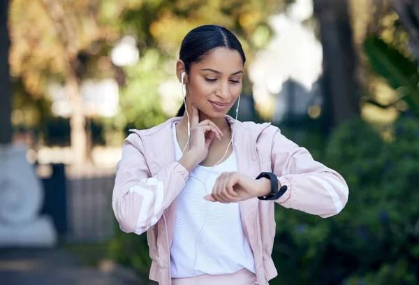 Sporty Young Woman Checking Her Pulse While Exercising Outdoors — Stockfoto