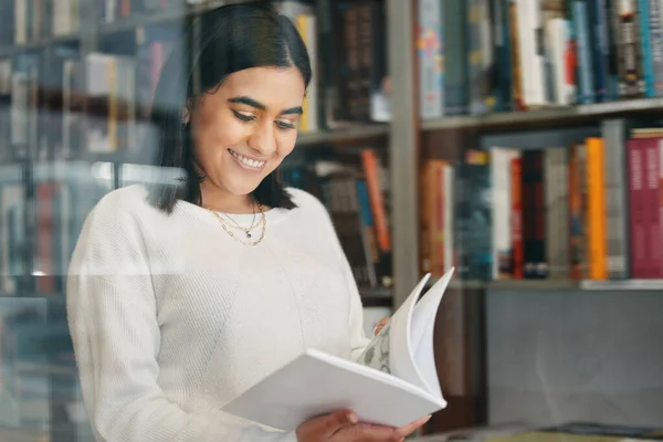 Una Giovane Studentessa Che Legge Libro Nella Sua Biblioteca Scolastica — Foto Stock