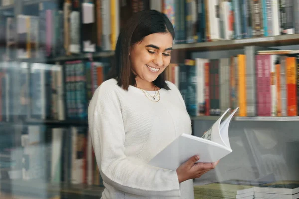 Una Giovane Studentessa Che Legge Libro Nella Sua Biblioteca Scolastica — Foto Stock