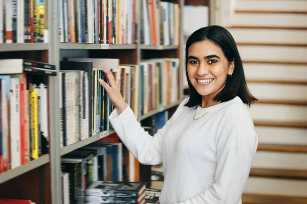 Una Giovane Studentessa Che Lavora Nella Sua Biblioteca Scolastica — Foto Stock