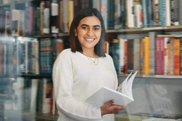 Una Giovane Studentessa Che Lavora Nella Sua Biblioteca Scolastica — Foto Stock