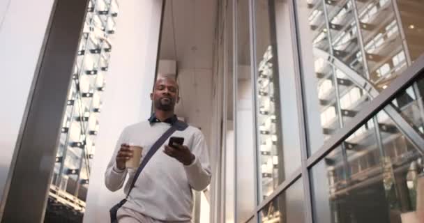 Video Görüntüleri Şehirde Yürürken Kahve Içen Cep Telefonu Kullanan Genç — Stok video