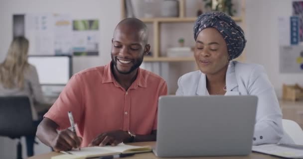 Πορτρέτο Δύο Μαύρων Επιχειρηματιών Που Χαμογελούν Ενώ Εργάζονται Ένα Γραφείο — Αρχείο Βίντεο