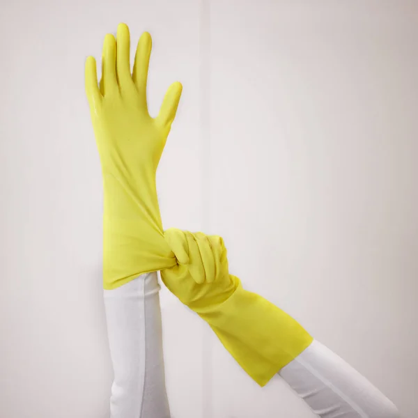 Μια Γυναίκα Που Φοράει Κίτρινα Ελαστικά Γάντια — Φωτογραφία Αρχείου