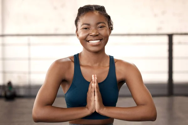 Portrait Sporty Young Woman Meditating Gym — 图库照片