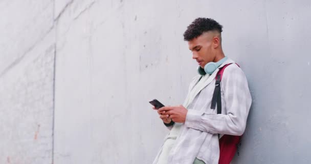 Модний Хлопець Навушниками Використовуючи Свій Телефон Вулиці Молодий Студент Чоловічої — стокове відео