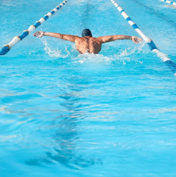 Nierozpoznawalny Młody Sportowiec Pływający Basenie Olimpijskim — Zdjęcie stockowe