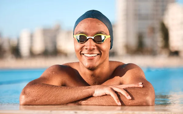 Atleta Joven Guapo Nadando Una Piscina Olímpica — Foto de Stock