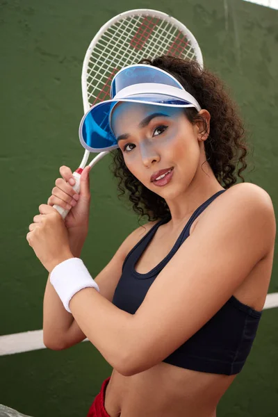 Теннисистка Позирующая Ракеткой — стоковое фото