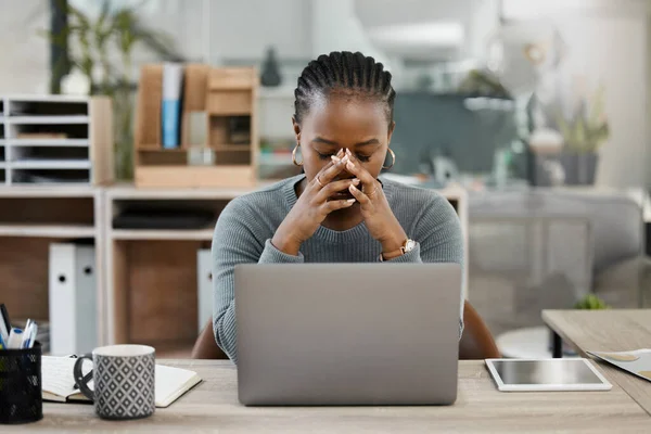 Young Businesswoman Experiencing Headache While Work — Fotografia de Stock