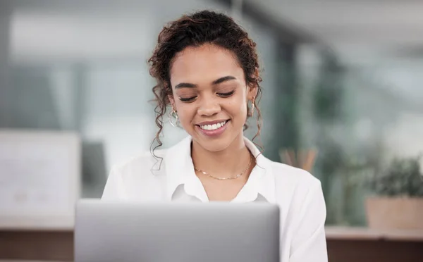 Een Jonge Zakenvrouw Met Behulp Van Haar Laptop Terwijl Zitten — Stockfoto