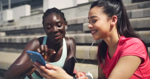Женщины Спортсменки Используют Онлайн Просмотр Телефонов Слушают Музыку Вместе Стадионе — стоковое видео
