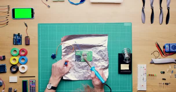 Video Footage Unrecognisable Technician Sitting Alone Studio Soldering Circuit Board — ストック動画