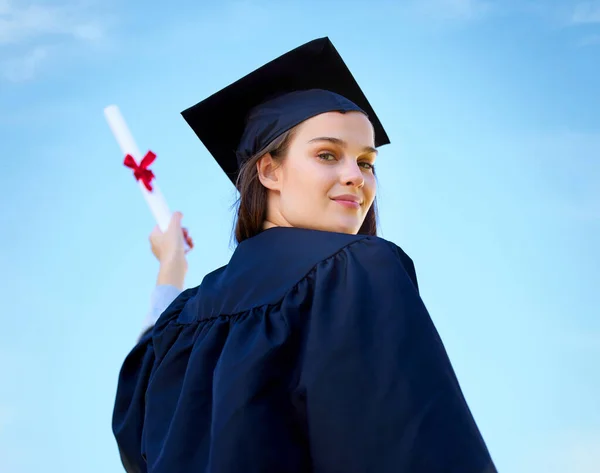 Porträt Einer Jungen Frau Die Abschlusstag Mit Ihrem Diplom Jubelt — Stockfoto
