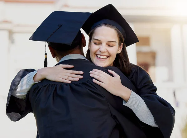 Porträt Einer Jungen Frau Die Ihren Freund Abschlusstag Umarmt — Stockfoto