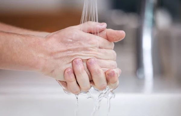 Ένα Αγνώριστο Άτομο Που Πλένει Χέρια Του Στο Σπίτι — Φωτογραφία Αρχείου
