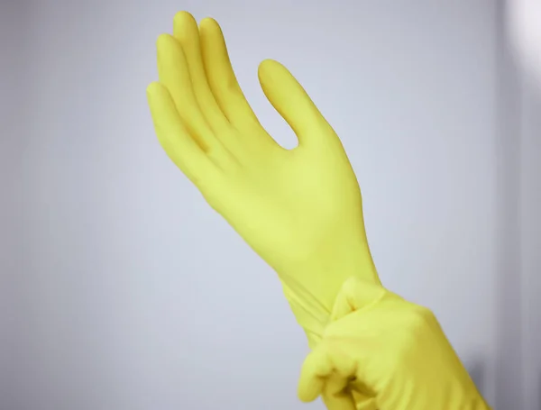 Αναγνωρίσιμο Άτομο Που Εφαρμόζει Γάντια Πριν Από Τον Καθαρισμό Στο — Φωτογραφία Αρχείου