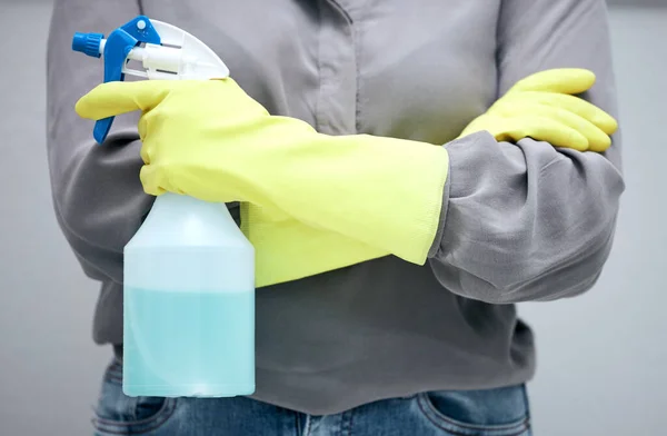 Unrecognizable Person Standing Arms Crossed While Cleaning Home — Photo