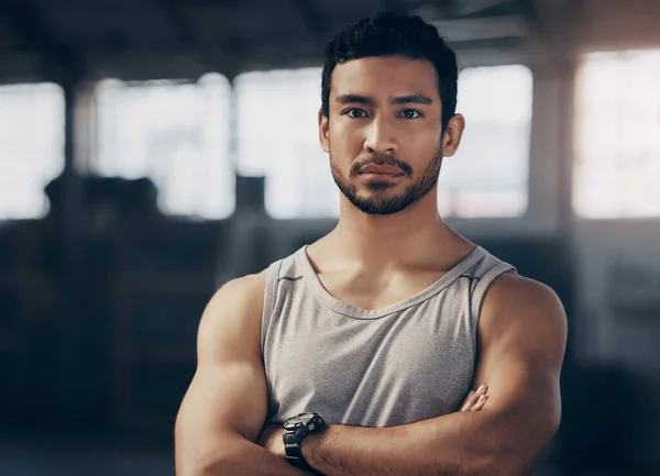 Portrait Muscular Young Man Standing His Arms Crossed Gym — Fotografia de Stock