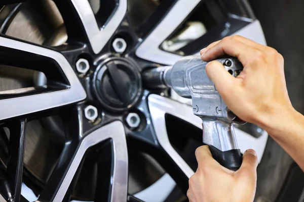 Unrecognizable Male Mechanic Fixing Tyre His Workshop Car Service — Stockfoto