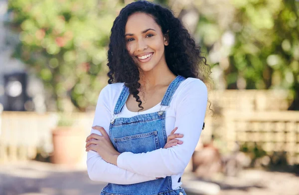 Een Mooie Jonge Vrouw Met Gevouwen Armen Buiten — Stockfoto