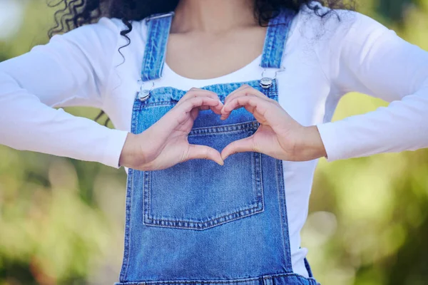 Unrecognizable Woman Forming Heart Shape While Standing Outdoors — Stock fotografie