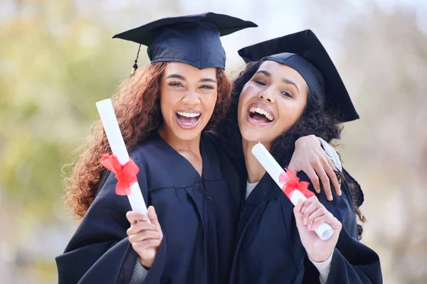 Mezuniyet Gününde Diplomalarını Tutan Iki Genç Kadının Portresi — Stok fotoğraf