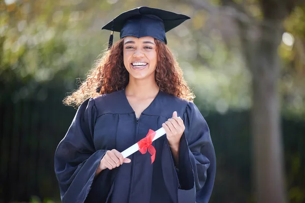 Ritratto Una Giovane Donna Diplomata Giorno Della Laurea — Foto Stock