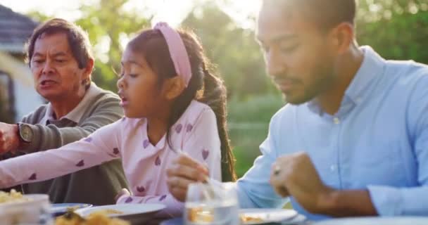 Junger Mann Mit Essstäbchen Mit Seiner Familie Einem Tisch Freien — Stockvideo