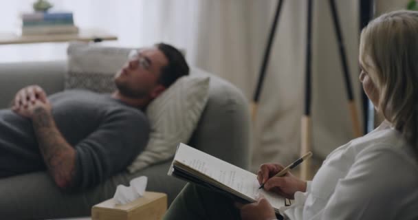 Therapist Writing Notes While Patient Talks Problems Talking His Therapist — Vídeo de stock