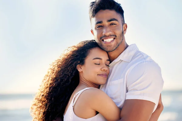 Couple Qui Profite Une Journée Plage — Photo