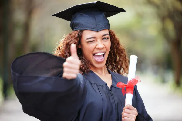 Diplomasını Tutan Mezuniyet Gününde Baş Parmağını Gösteren Genç Bir Kadının — Stok fotoğraf