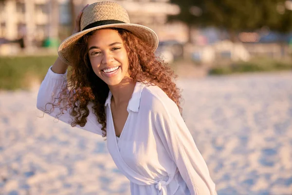 Portrait Young Beautiful Woman Enjoying Day Beach — Foto Stock