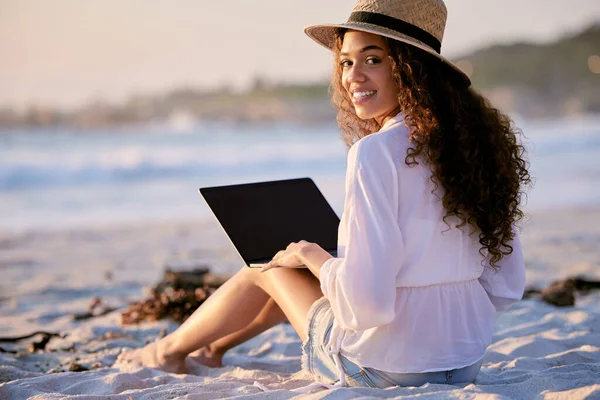 Portrait Young Beautiful Woman Using Laptop While Sitting Beach — Stockfoto