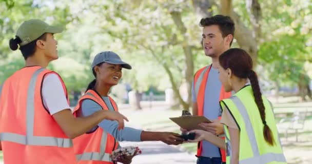 Group Volunteers Preparing Clean Park Team Council Leader Activist Checklist — Stockvideo