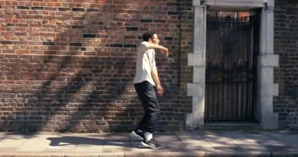 Videoaufnahmen Eines Jungen Mannes Der Vor Einem Urbanen Hintergrund Tanzt — Stockvideo