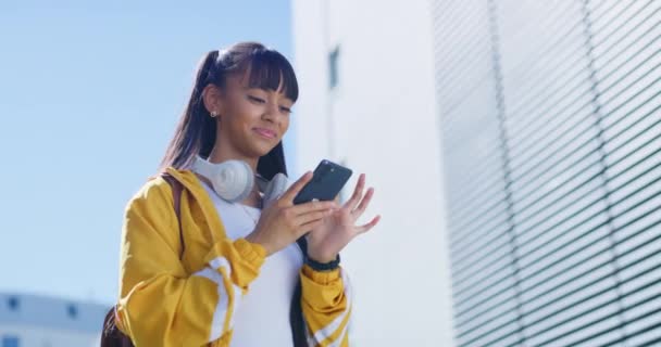 Una Hermosa Adolescente Joven Con Auriculares Blancos Elegantes Alrededor Cuello — Vídeos de Stock