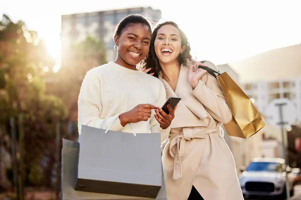 Two Young Women Using Smartphone While Shopping Urban Background — Stok fotoğraf
