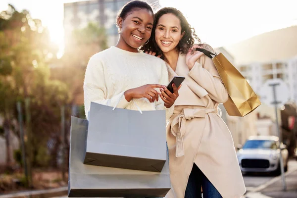 Two Young Women Using Smartphone While Shopping Urban Background — Stok fotoğraf