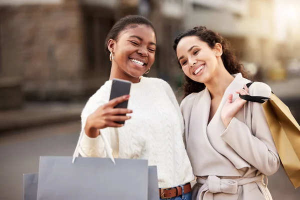 Two Young Women Taking Selfies While Shopping Urban Background — 图库照片