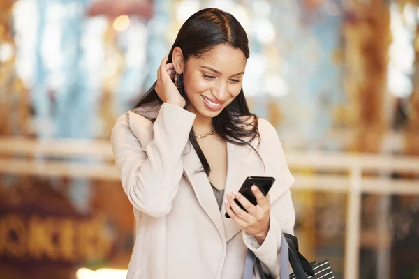 Een Jonge Vrouw Met Behulp Van Haar Smartphone Een Sms — Stockfoto