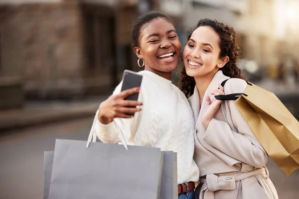 Genç Kadın Şehirli Bir Geçmişle Alışveriş Yaparken Selfie Çekiyor — Stok fotoğraf