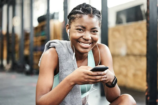 Uma Jovem Mulher Atraente Sentada Sozinha Ginásio Usando Seu Celular — Fotografia de Stock