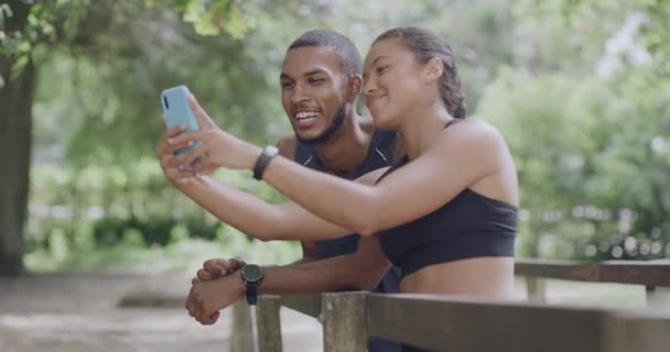 Śmiejący Się Sportowcy Używający Telefonu Robienia Selfie Mediach Społecznościowych Uśmiechnięty — Wideo stockowe