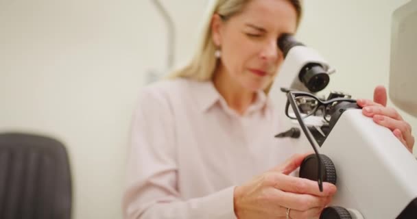 Optometrista Usando Microscópio Para Examinar Par Óculos Para Calibrar Configurar — Vídeo de Stock